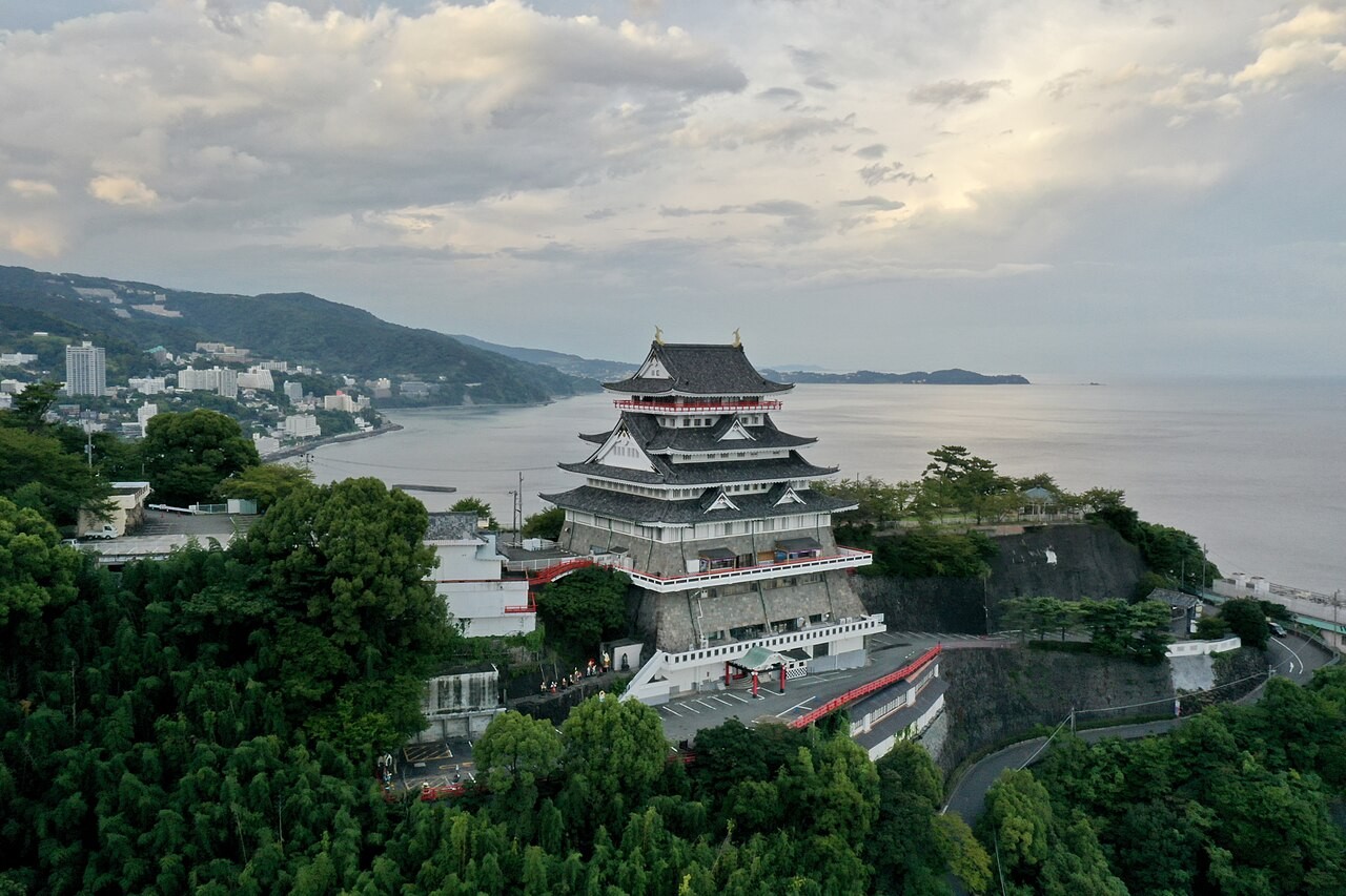 熱海城と相模湾
