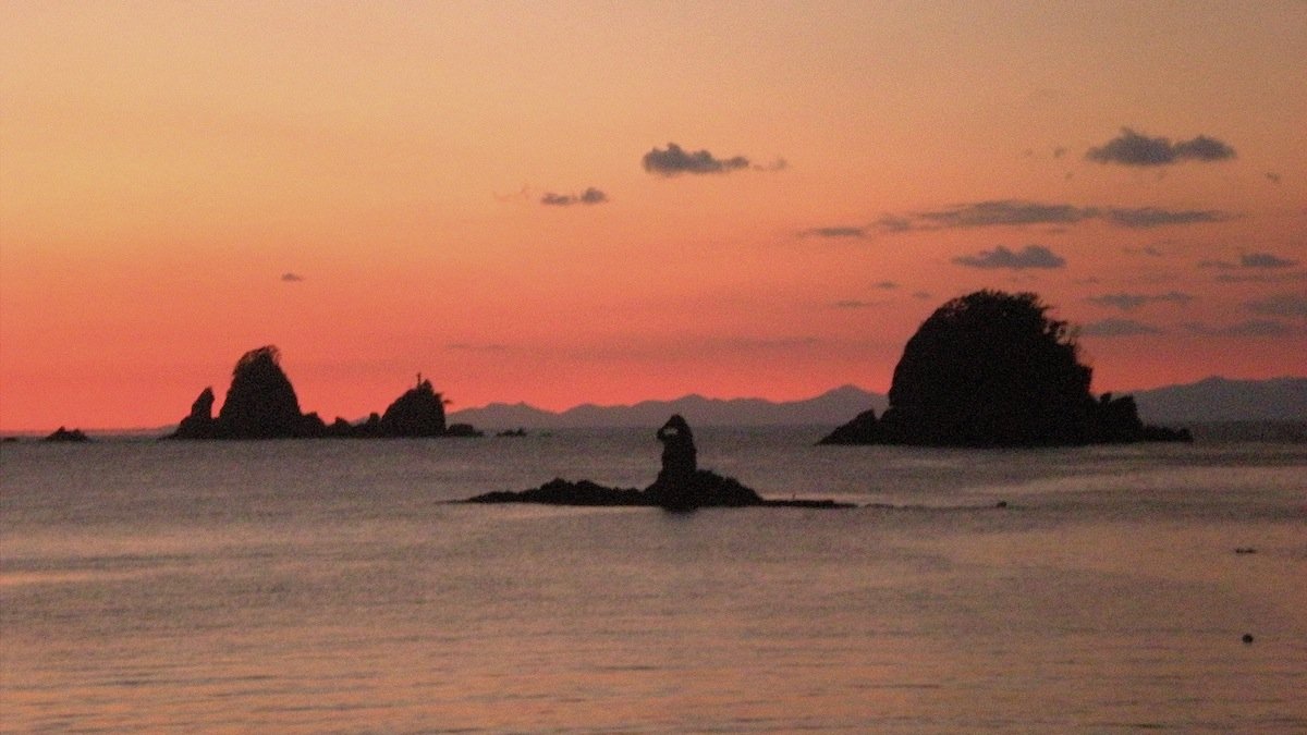 西伊豆・眼鏡岩の夕日シルエット
