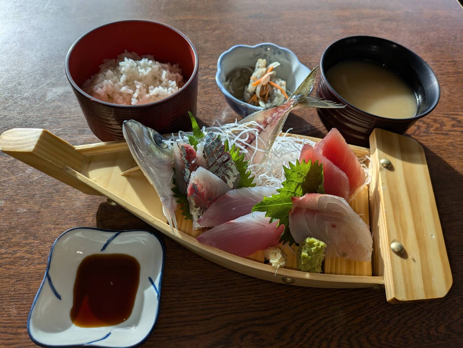沼津魚市場食堂の獲れたて4種刺身定食