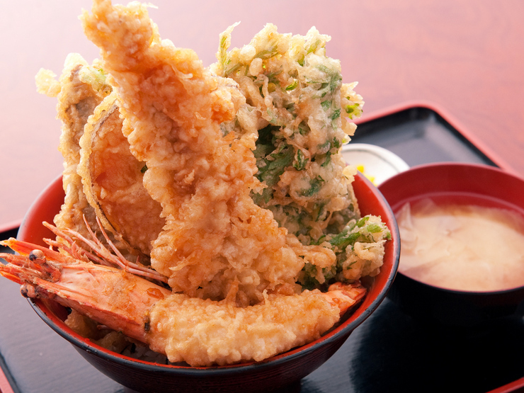 ばんや 名物天丼 海老や野菜の天ぷらがどっさり盛られた人気メニュー