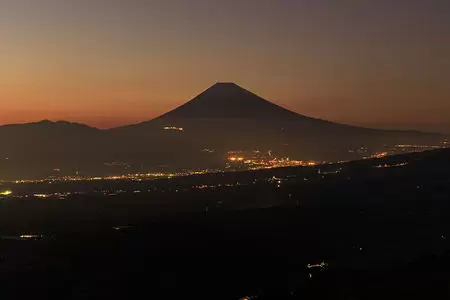 池の向展望台から望む富士山と駿河湾の夕景