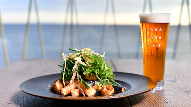 Double Doors NAVYの料理と海の眺め