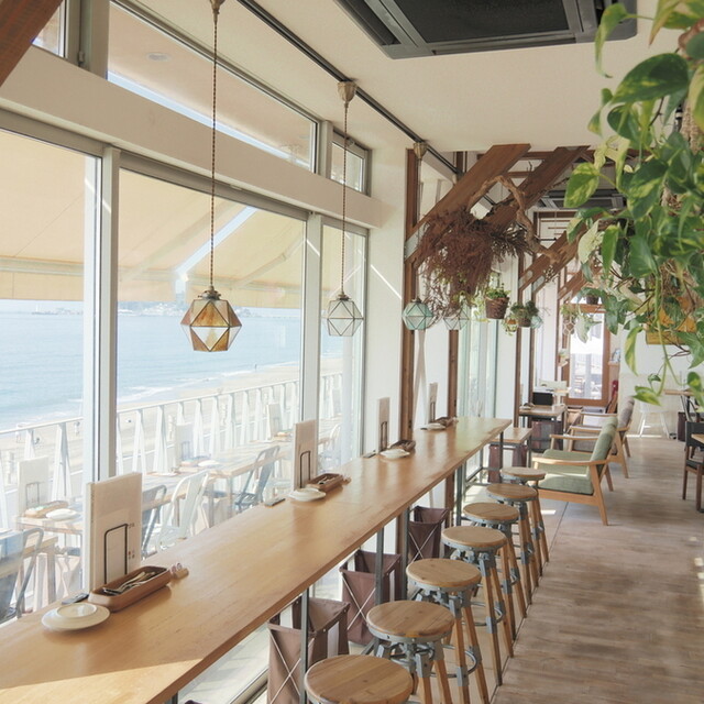 Windera Cafe 七里ヶ浜店の海沿いカウンター席