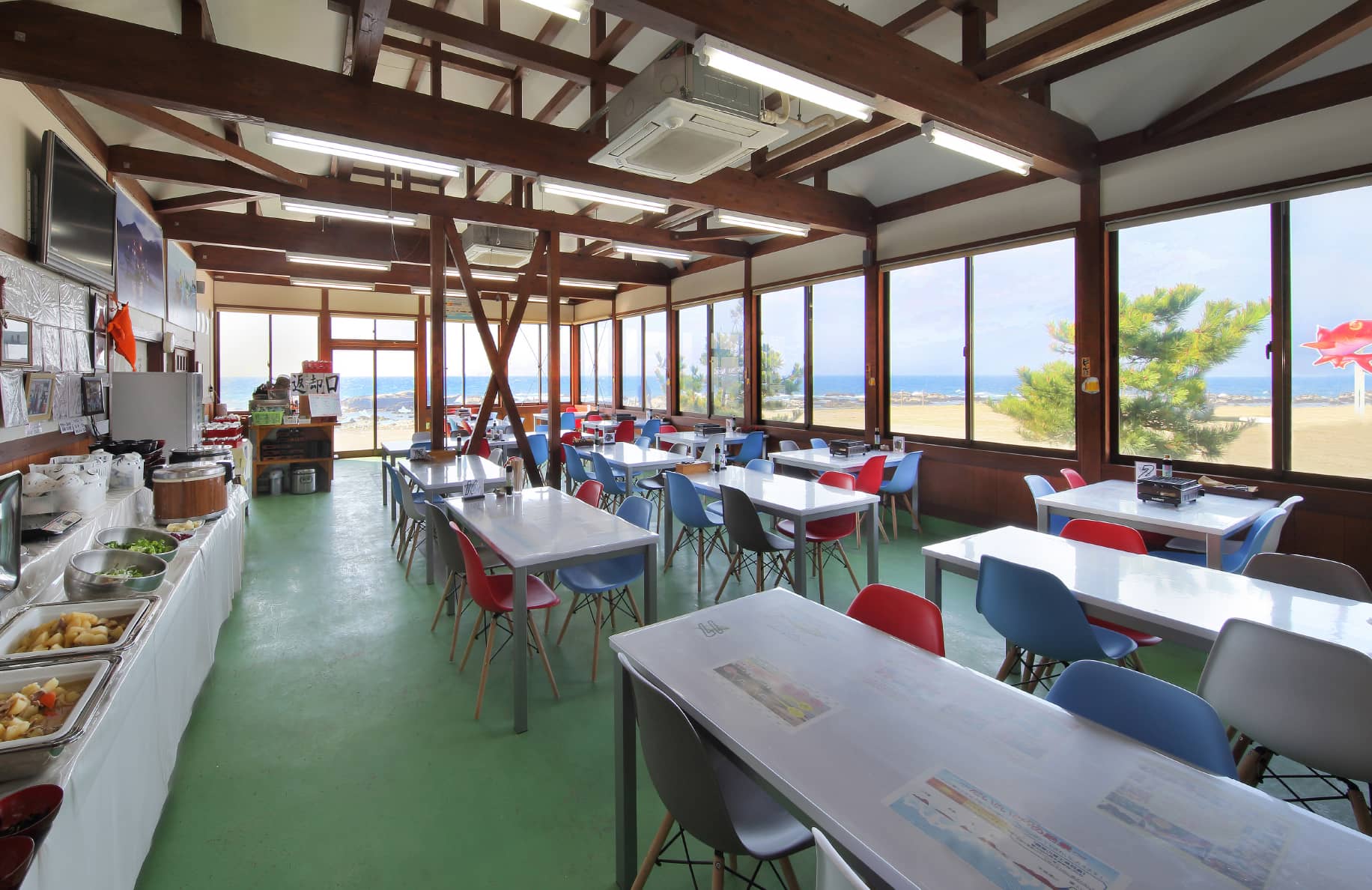 漁港食堂だいぼ 海を望む店内