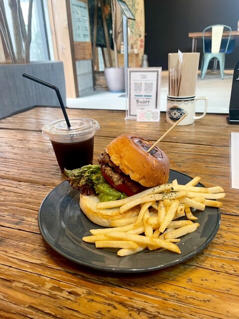 VISSLA CAFE バーガーとドリンク