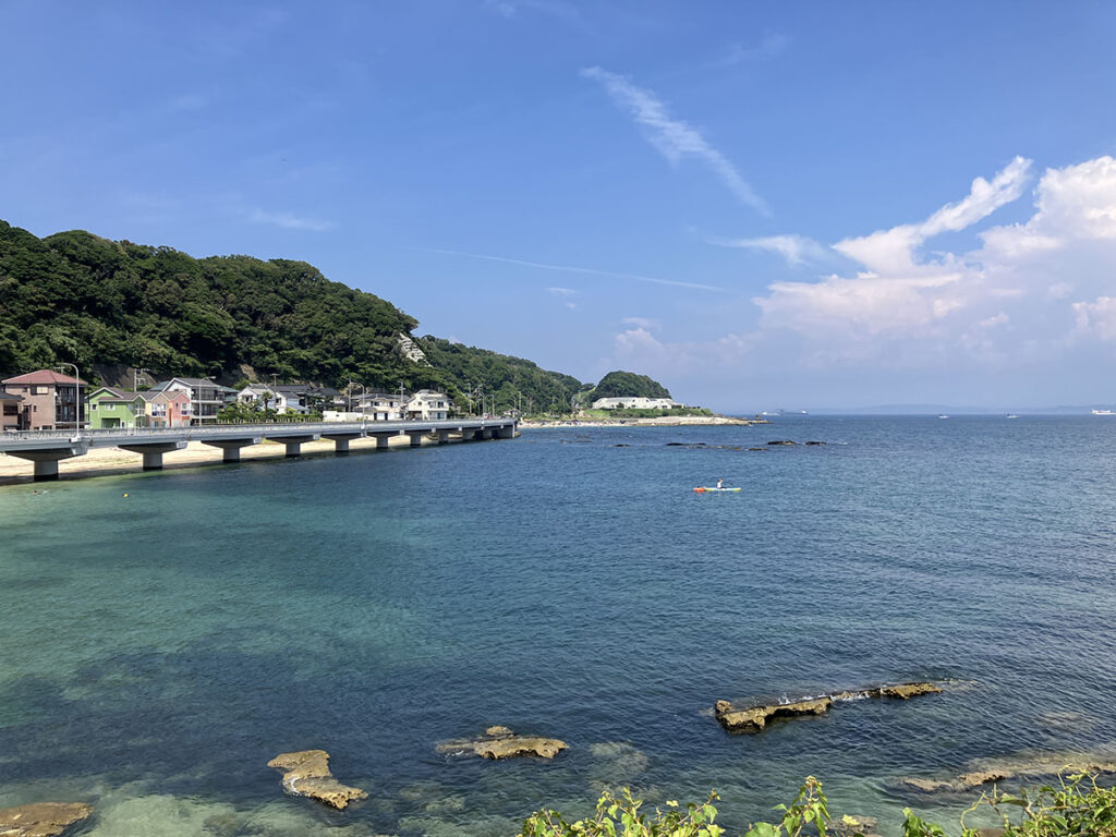 観音崎の透明な海と岬のパノラマ風景