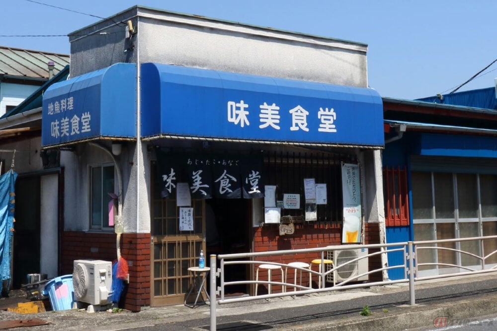 味美食堂の外観（青い看板）
