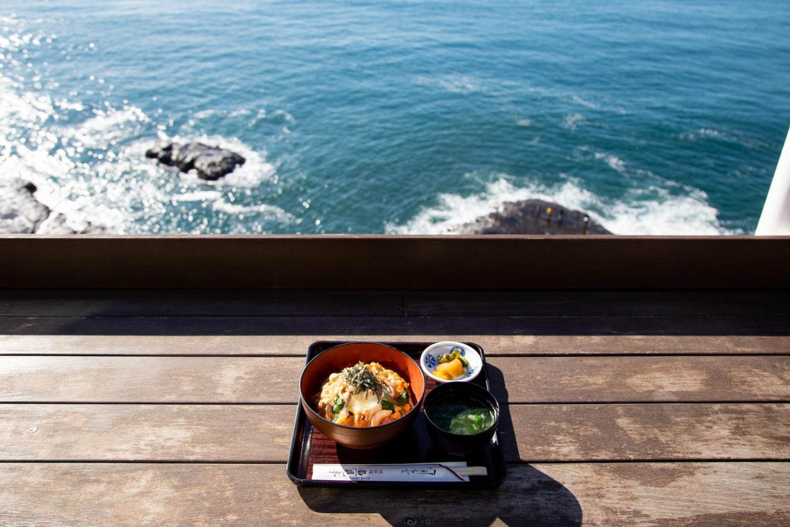 魚見亭 テラス席と料理
