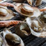 海鮮浜焼き まるはまの網で焼く牡蠣・ホタテ・サザエ