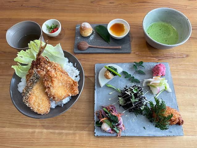 おおむろ軽食堂 地魚フライ丼のランチセット