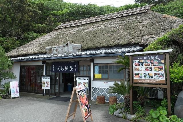 ぼら納屋 外観 茅葺き屋根の漁師小屋