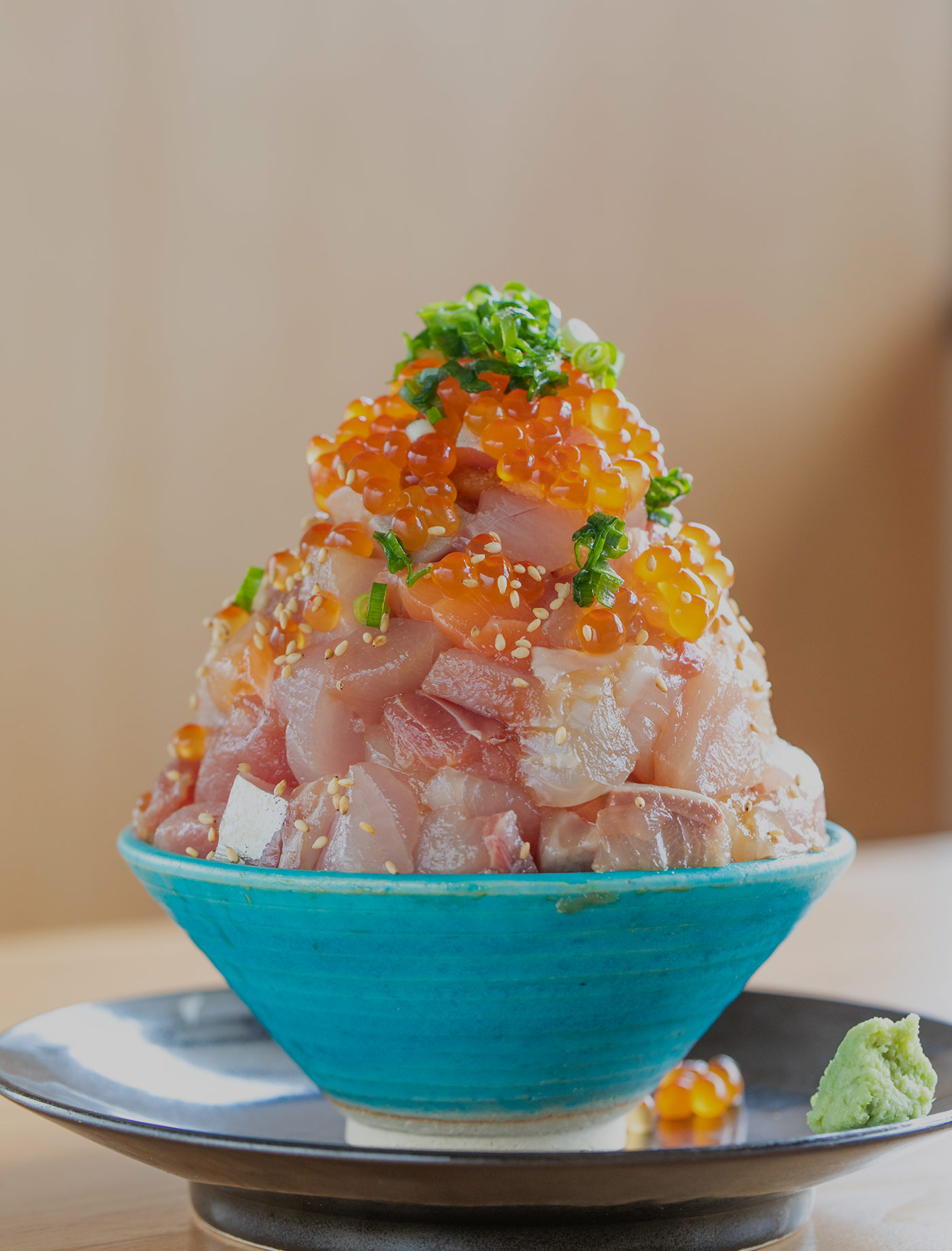 熱海銀座おさかな食堂の名物「海鮮てっぺん丼」